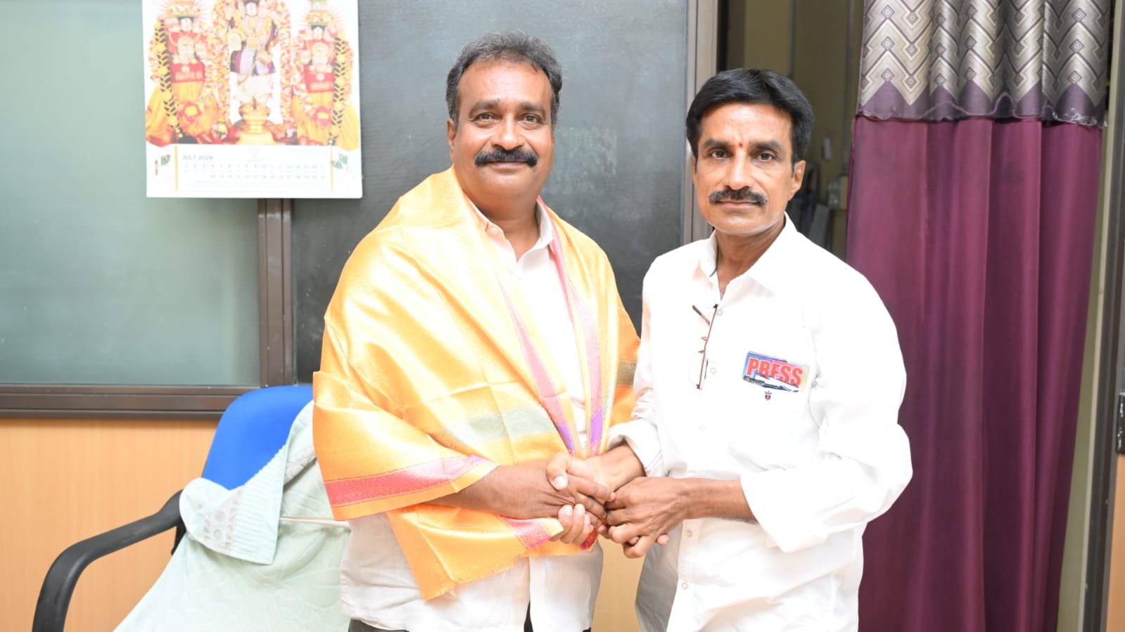 కడప ఐ&పిఆర్ అసిస్టెంట్ డైరెక్టర్ రమేష్‌ను కలిసిన ‘తాజావార్త’ ఎడిటర్ మామిడి యల్లారెడ్డి